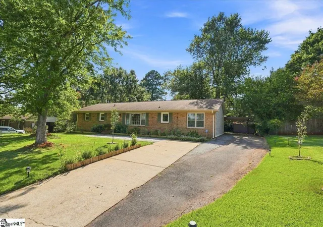 Photo 2 of Single family home for sale at 223 Ferndale Dr, Boiling Springs, SC 29316 | MLS# 1602943 | Listing updated on 2026-09-14