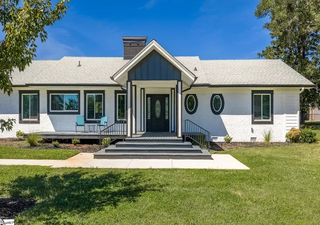 Photo 2 of Single family home for sale at 305 Waters Rd, Taylors, SC 29687 | MLS# 1605598 | Listing updated on 2026-10-02