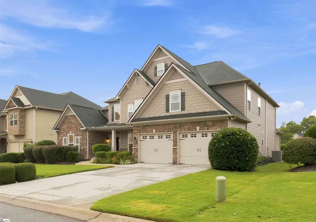 Photo 3 of Single family home for sale at 11 Roanoke Hills Ct, Simpsonville, SC 29681 | MLS# 1603261 | Listing updated on 2026-09-09