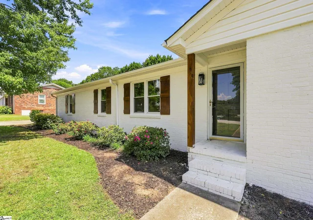 Photo 2 of Single family home for sale at 401 Wemberly Ln, Simpsonville, SC 29681 | MLS# 1603398 | Listing updated on 2026-09-13