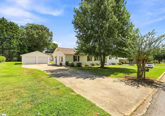 Photo 2 of Single family home for sale at 401 Wemberly Ln, Simpsonville, SC 29681 | MLS# 1603398 | Listing updated on 2026-09-10