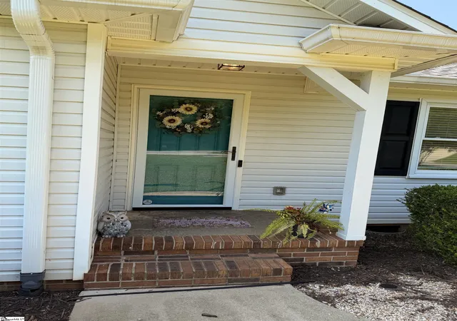 Photo 3 of Sale Pending at 201 Cox Ridge Ct, Travelers Rest, SC 29690 | MLS# 1598069 | Listing updated on 2026-09-27