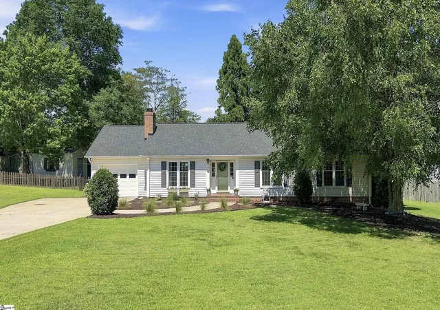 Photo 1 of Single family home for sale at 109 Stonehenge Ct, Taylors, SC 29687 | MLS# 1603714 | Listing updated on 2026-09-14