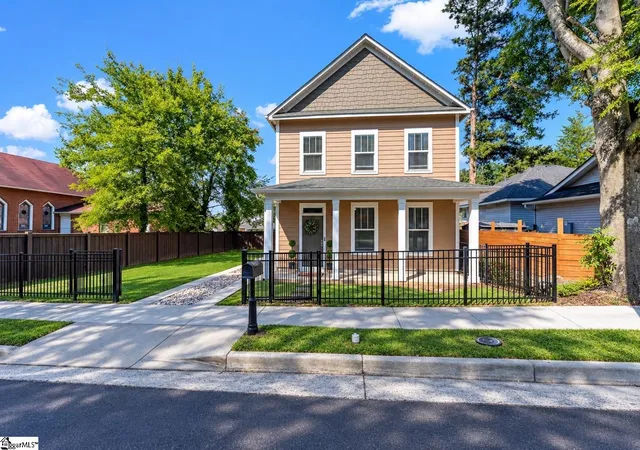 Photo 1 of Single family home for sale at 305 Pine St, Greenville, SC 29601 | MLS# 1603346 | Listing updated on 2026-09-10