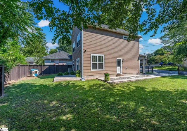 Photo 3 of Single family home for sale at 305 Pine St, Greenville, SC 29601 | MLS# 1603346 | Listing updated on 2026-09-10
