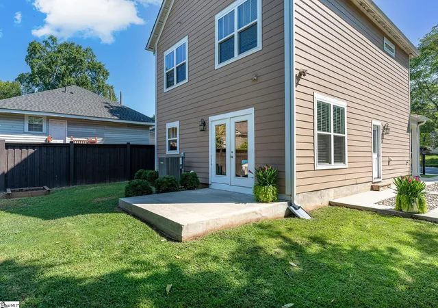 Photo 4 of Single family home for sale at 305 Pine St, Greenville, SC 29601 | MLS# 1603346 | Listing updated on 2026-09-10