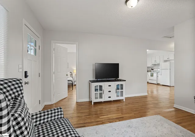 Photo 4 of Single family home for sale at 606 Poplar Dr, Greer, SC 29651 | MLS# 1602635 | Listing updated on 2026-10-30