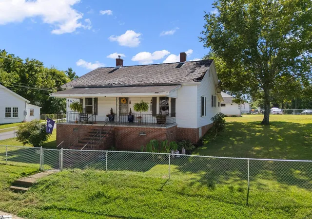 Photo 2 of Single family home for sale at 31 N & 33 Greenwood Ave, Ware Shoals, SC 29692 | MLS# 1603527 | Listing updated on 2026-09-11