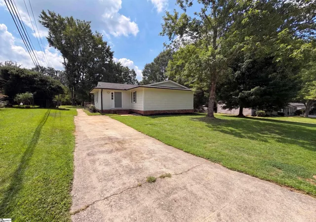 Photo 1 of Single family home for sale at 404 W Yellow Wood Dr, Simpsonville, SC 29680 | MLS# 1603620 | Listing updated on 2026-09-11