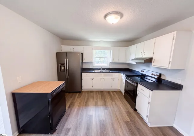 Photo 2 of Single family home for sale at 404 W Yellow Wood Dr, Simpsonville, SC 29680 | MLS# 1603620 | Listing updated on 2026-09-11