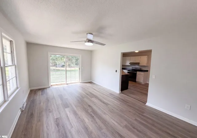Photo 2 of Single family home for sale at 404 W Yellow Wood Dr, Simpsonville, SC 29680 | MLS# 1603620 | Listing updated on 2026-09-11