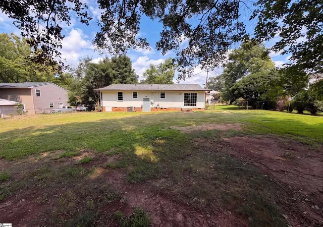 Photo 4 of Single family home for sale at 404 W Yellow Wood Dr, Simpsonville, SC 29680 | MLS# 1603620 | Listing updated on 2026-09-11