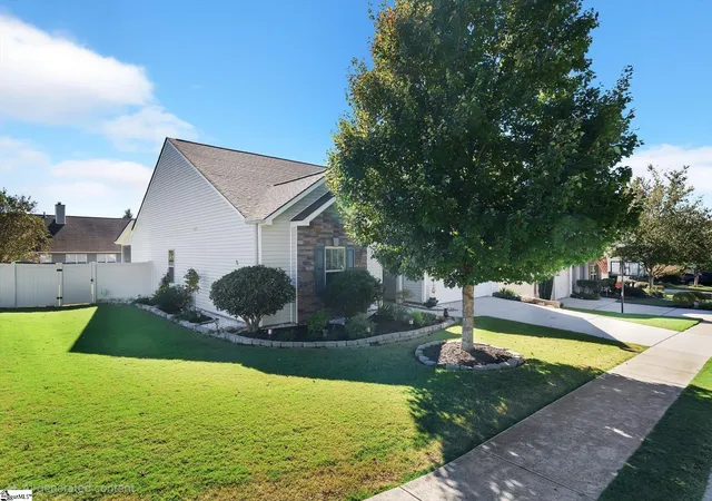 Photo 3 of Single family home for sale at 201 St Lucie Dr, Simpsonville, SC 29681 | MLS# 1606529 | Listing updated on 2026-10-14