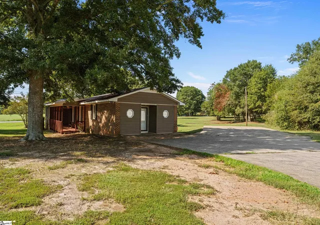 Photo 2 of Single family home for sale at 101 Victorian Dr, Anderson, SC 29625 | MLS# 1604537 | Listing updated on 2026-09-23