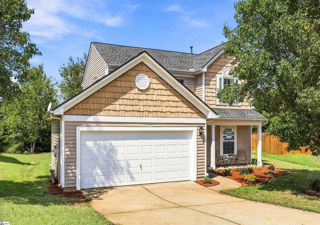 Photo 1 of Single family home for sale at 9 Holw Tree Way, Greenville, SC 29605 | MLS# 1604645 | Listing updated on 2026-09-23
