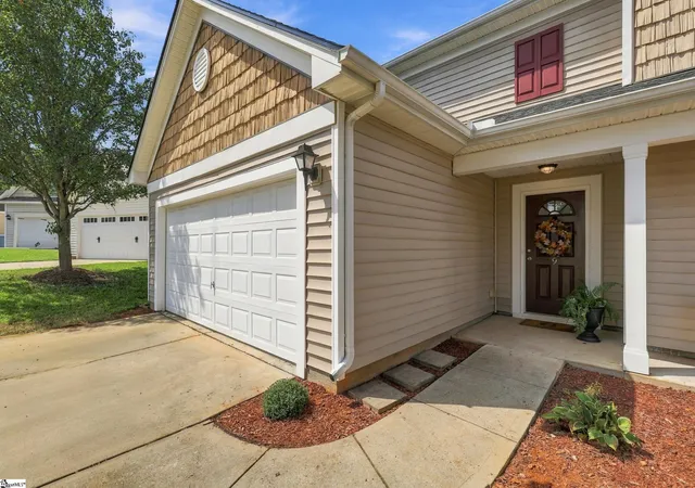 Photo 2 of Single family home for sale at 9 Holw Tree Way, Greenville, SC 29605 | MLS# 1604645 | Listing updated on 2026-09-23