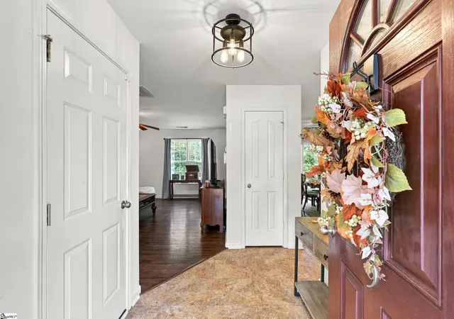 Photo 3 of Single family home for sale at 9 Holw Tree Way, Greenville, SC 29605 | MLS# 1604645 | Listing updated on 2026-09-23
