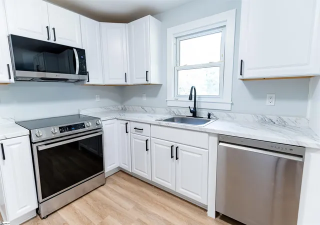 Photo 3 of Single family home for sale at 16 Whiller Dr, Greenville, SC 29605 | MLS# 1605099 | Listing updated on 2026-10-02