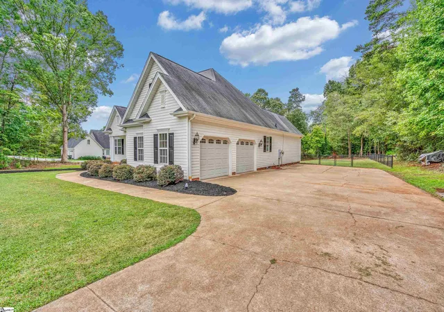 Photo 2 of Single family home for sale at 107 Galewood Dr, Greer, SC 29651 | MLS# 1603972 | Listing updated on 2026-10-07