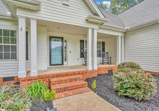 Photo 3 of Single family home for sale at 107 Galewood Dr, Greer, SC 29651 | MLS# 1603972 | Listing updated on 2026-10-07