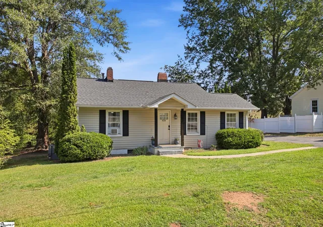 Photo 2 of Single family home for sale at 824 Chick Springs Rd, Taylors, SC 29687 | MLS# 1602729 | Listing updated on 2026-09-11