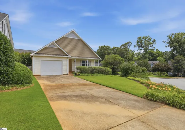 Photo 2 of Single family home for sale at 33 Tilbury Wy, Greenville, SC 29609 | MLS# 1595080 | Listing updated on 2026-09-11