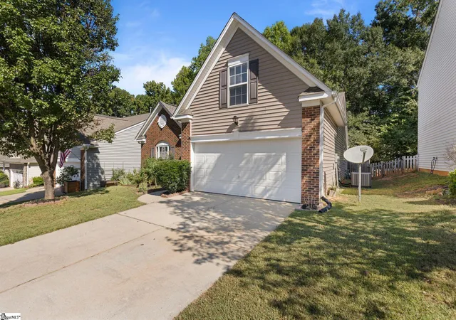 Photo 3 of Single family home for sale at 12 Knoll Ridge Dr, Greer, SC 29650 | MLS# 1606125 | Listing updated on 2026-10-26