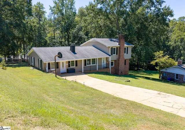 Photo 2 of Single family home for sale at 201 Knollview Dr, Greenville, SC 29611 | MLS# 1604074 | Listing updated on 2026-09-17