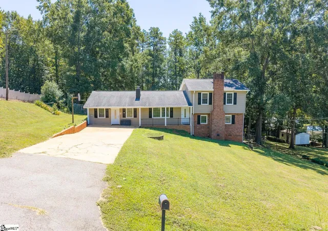 Photo 3 of Single family home for sale at 201 Knollview Dr, Greenville, SC 29611 | MLS# 1604074 | Listing updated on 2026-09-17