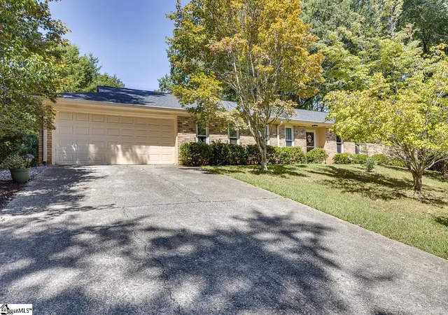 Photo 2 of Single family home for sale at 4 Kingsley Ct, Mauldin, SC 29662 | MLS# 1603357 | Listing updated on 2026-09-09