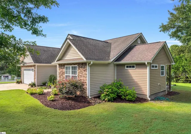 Photo 2 of Single family home for sale at 1 Berry Tree Ct, Greer, SC 29651 | MLS# 1600353 | Listing updated on 2026-09-11