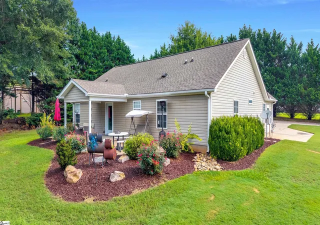 Photo 3 of Single family home for sale at 1 Berry Tree Ct, Greer, SC 29651 | MLS# 1600353 | Listing updated on 2026-09-11