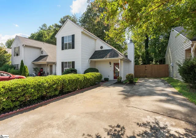 Photo 2 of Single family home for sale at 100 Mosspoint Dr, Greenville, SC 29617 | MLS# 1603438 | Listing updated on 2026-09-10
