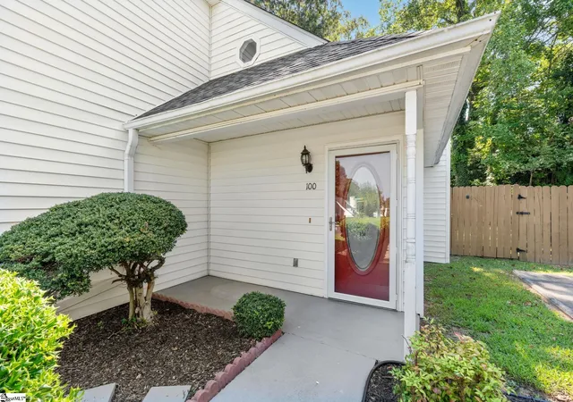 Photo 3 of Single family home for sale at 100 Mosspoint Dr, Greenville, SC 29617 | MLS# 1603438 | Listing updated on 2026-09-10