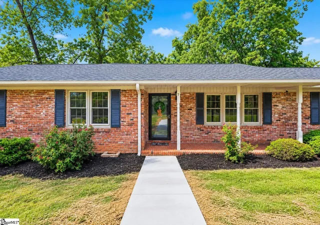 Photo 2 of Single family home for sale at 7 Norwich Dr, Greenville, SC 29609 | MLS# 1605552 | Listing updated on 2026-10-02