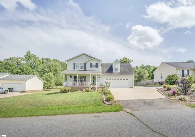 Photo 3 of Single family home for sale at 202 Shady Pines Wy, Fountain Inn, SC 29644 | MLS# 1601992 | Listing updated on 2026-09-29