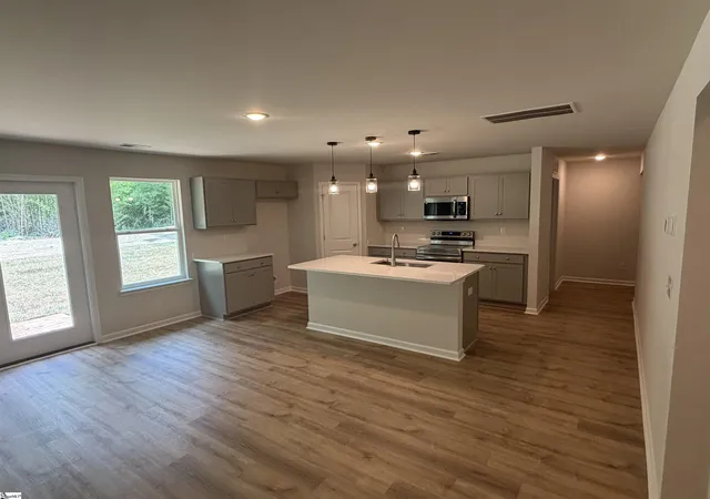 Photo 4 of Single family home for sale at 100 Huff Dr, Greenville, SC 29611 | MLS# 1602636 | Listing updated on 2026-09-01