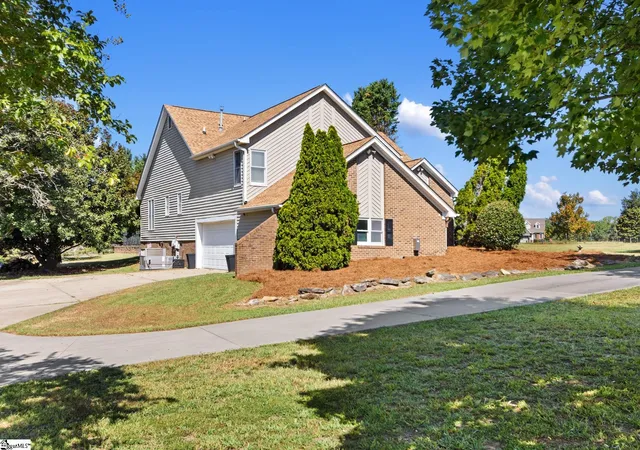 Photo 2 of Single family home for sale at 102 Chestnut Hl, Laurens, SC 29360 | MLS# 1603428 | Listing updated on 2026-09-11