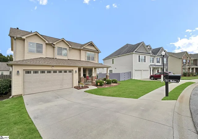 Photo 2 of Single family home for sale at 18 Dunsborough Dr, Simpsonville, SC 29680 | MLS# 1605010 | Listing updated on 2026-10-24