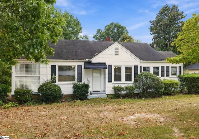 Photo 2 of Single family home for sale at 100 Bob White Ln, Taylors, SC 29687 | MLS# 1606402 | Listing updated on 2026-10-20