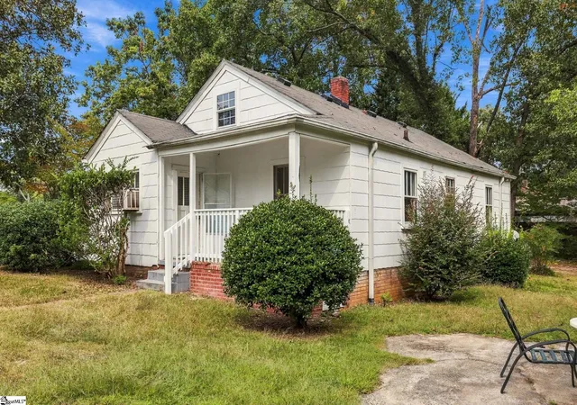 Photo 3 of Single family home for sale at 100 Bob White Ln, Taylors, SC 29687 | MLS# 1606402 | Listing updated on 2026-10-20