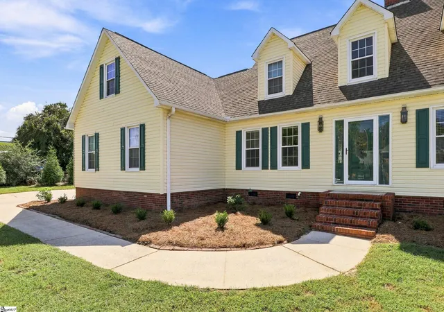 Photo 2 of Single family home for sale at 101 Hunters Woods Dr, Simpsonville, SC 29680 | MLS# 1604816 | Listing updated on 2026-10-06