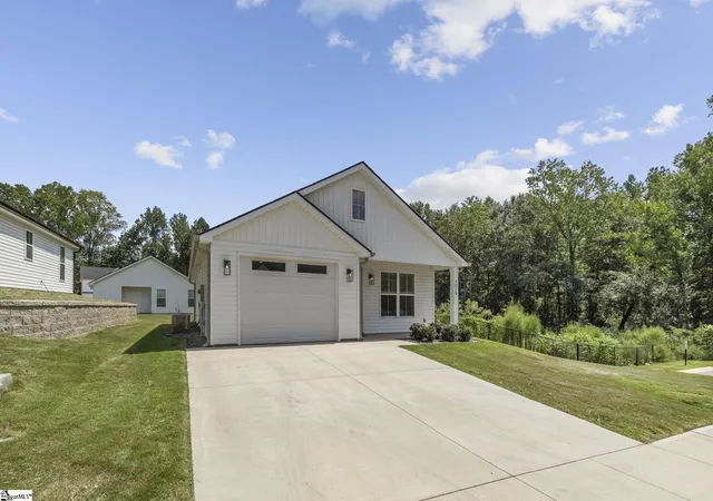 Photo 2 of Single family home for sale at 4015 Old Brooks Ct, Greer, SC 29651 | MLS# 1603374 | Listing updated on 2026-09-11
