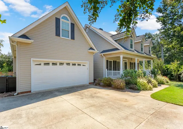 Photo 2 of Single family home for sale at 2 Hoptree Dr, Greer, SC 29650 | MLS# 1603592 | Listing updated on 2026-09-11