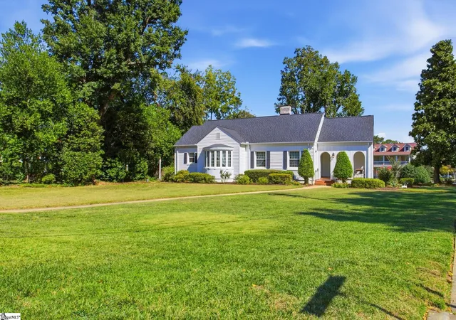 Photo 3 of Single family home for sale at 2421 Augusta St, Greenville, SC 29605 | MLS# 1606318 | Listing updated on 2026-10-27