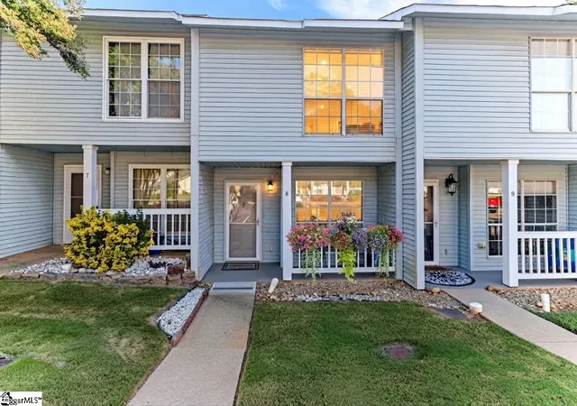 Townhouse for sale at 8 Bear Grass Ct, Greenville, SC 29605 | MLS# 1602935
