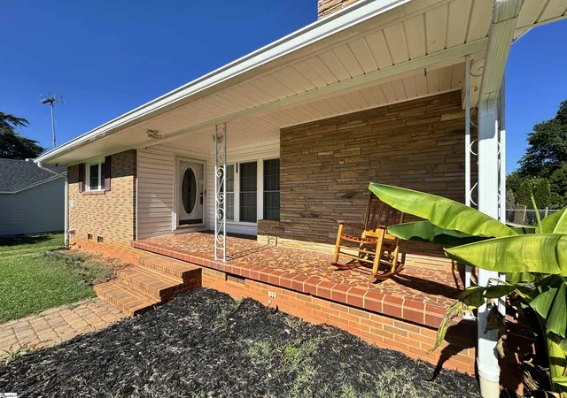 Photo 3 of Single family home for sale at 533 Alamo St, Spartanburg, SC 29303 | MLS# 1605484 | Listing updated on 2026-10-05