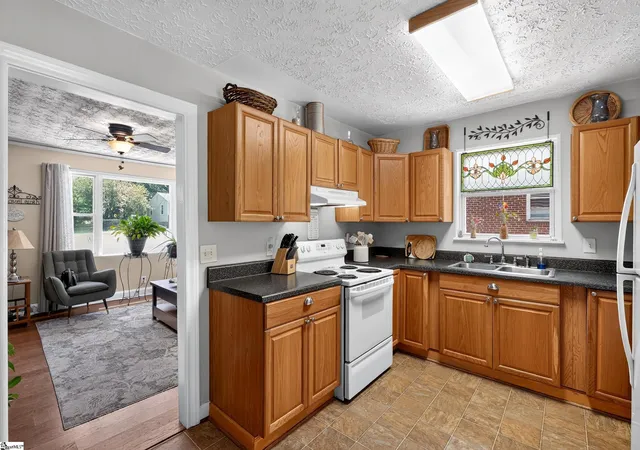 Photo 2 of Single family home for sale at 37 Crestmore Dr, Greenville, SC 29611 | MLS# 1603558 | Listing updated on 2026-09-11