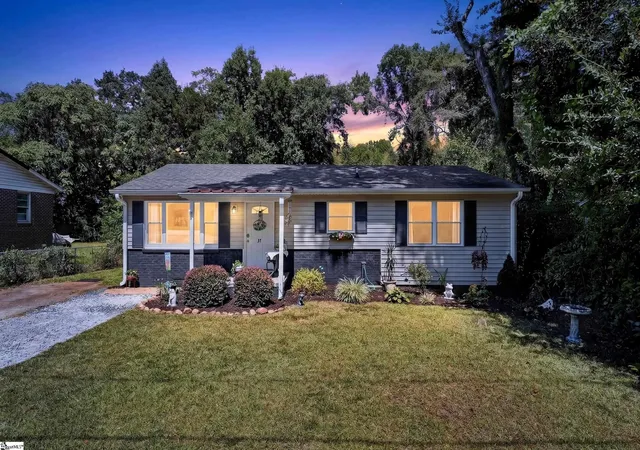 Photo 4 of Single family home for sale at 37 Crestmore Dr, Greenville, SC 29611 | MLS# 1603558 | Listing updated on 2026-09-11