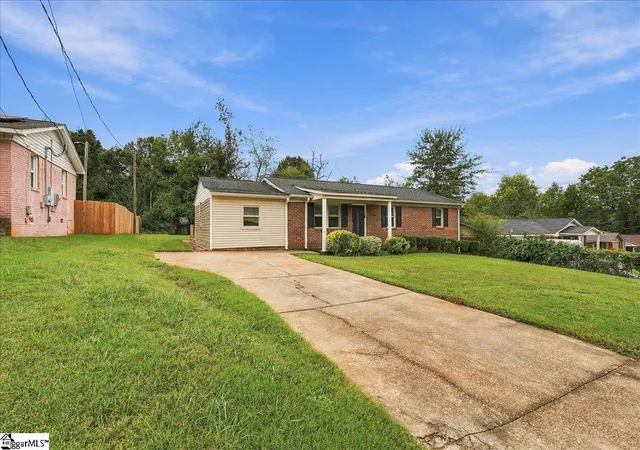 Photo 3 of Single family home for sale at 9 Alpha Dr, Greenville, SC 29605 | MLS# 1605028 | Listing updated on 2026-09-26